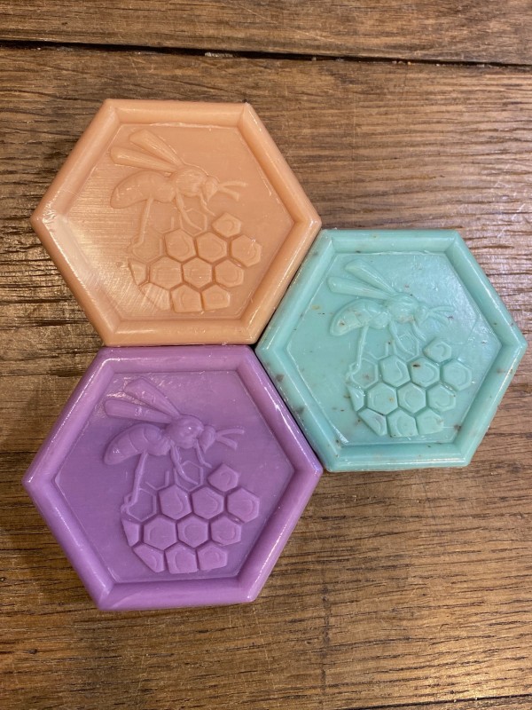 Savon fabriqué artisanal à base de lait d'ânesse : miel, lavande, argan par Le Manoir des Abeilles (Maison Peltier) à Etretat